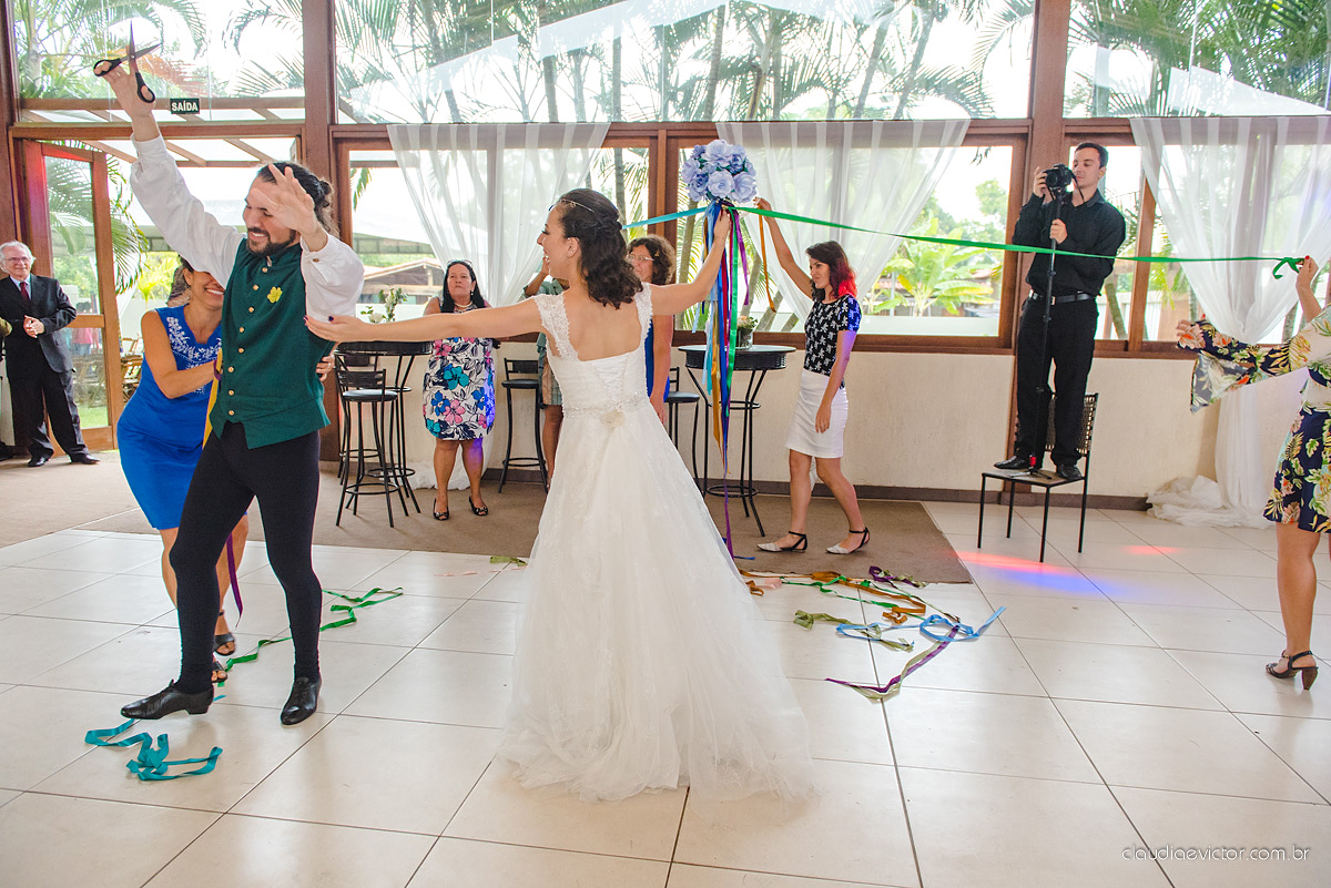 Lindo casamento no estilo Celta medieval realizado na serra por fotógrafos de casamento de Vila Velha fotógrafos de casamento de Vitória fotógrafos de casamento de Serra com sapateado irlandês noivo e noiva com roupas originais e diferentes