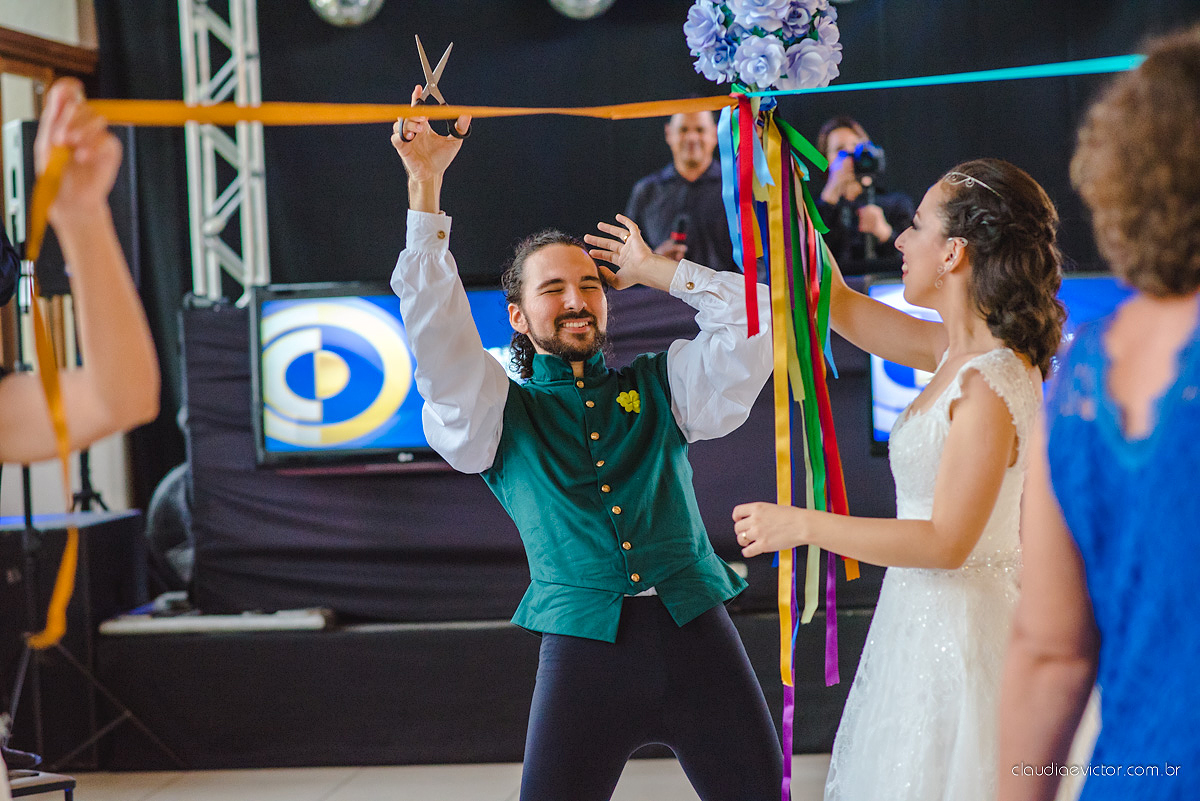 Lindo casamento no estilo Celta medieval realizado na serra por fotógrafos de casamento de Vila Velha fotógrafos de casamento de Vitória fotógrafos de casamento de Serra com sapateado irlandês noivo e noiva com roupas originais e diferentes