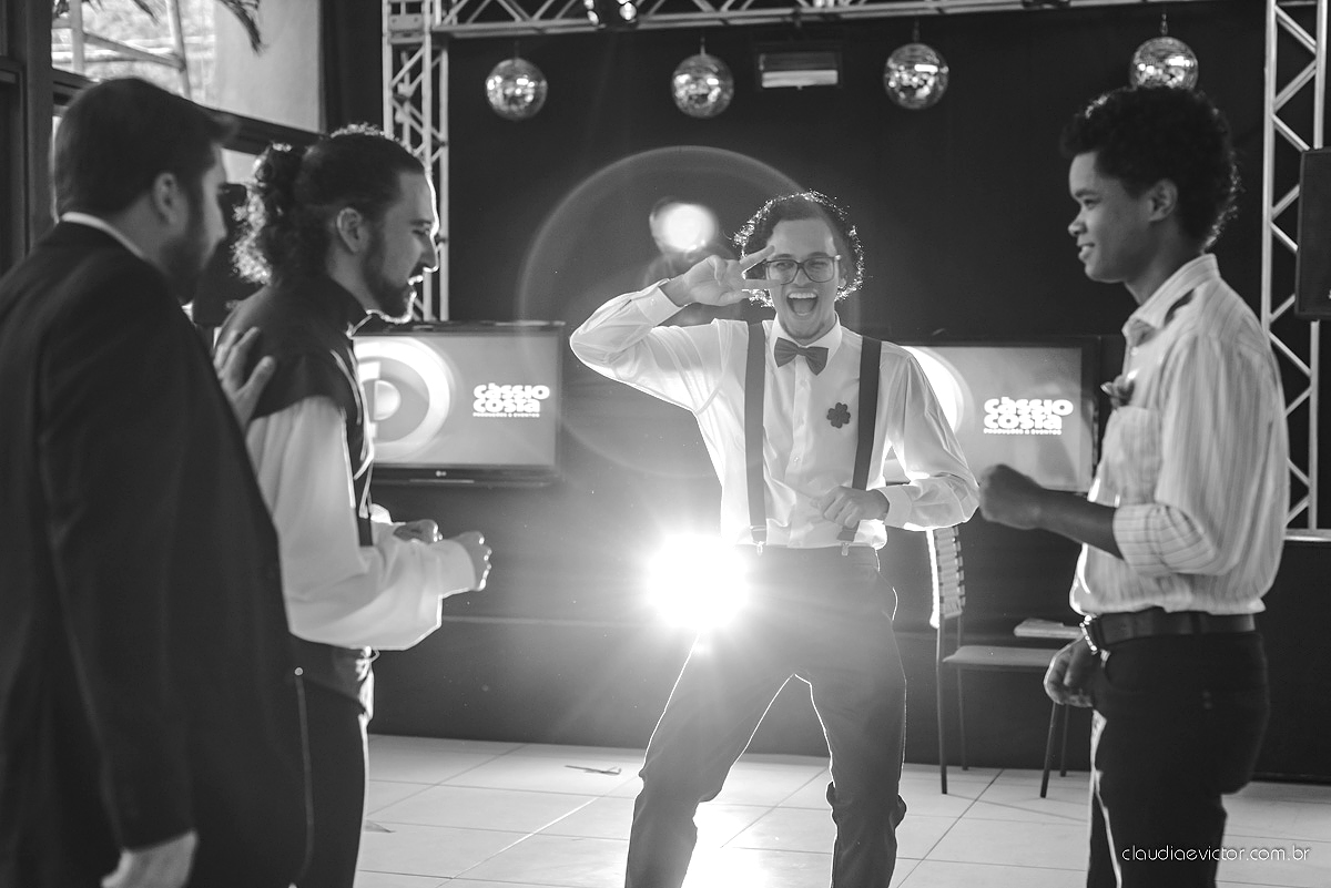 Lindo casamento no estilo Celta medieval realizado na serra por fotógrafos de casamento de Vila Velha fotógrafos de casamento de Vitória fotógrafos de casamento de Serra com sapateado irlandês noivo e noiva com roupas originais e diferentes