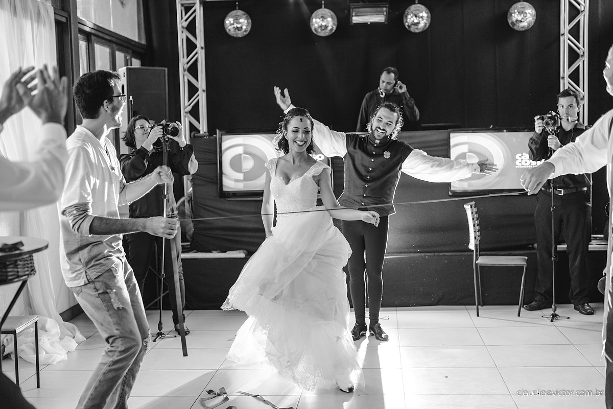 Lindo casamento no estilo Celta medieval realizado na serra por fotógrafos de casamento de Vila Velha fotógrafos de casamento de Vitória fotógrafos de casamento de Serra com sapateado irlandês noivo e noiva com roupas originais e diferentes