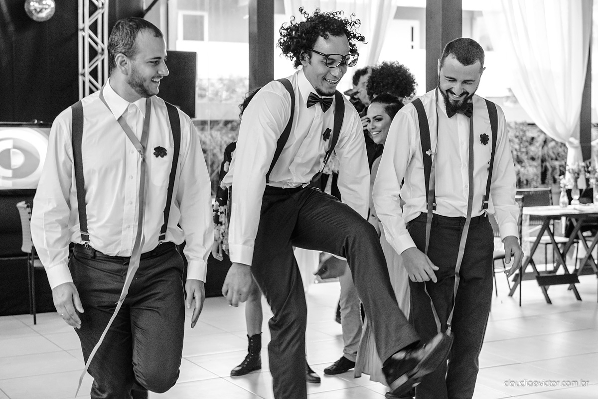 Lindo casamento no estilo Celta medieval realizado na serra por fotógrafos de casamento de Vila Velha fotógrafos de casamento de Vitória fotógrafos de casamento de Serra com sapateado irlandês noivo e noiva com roupas originais e diferentes