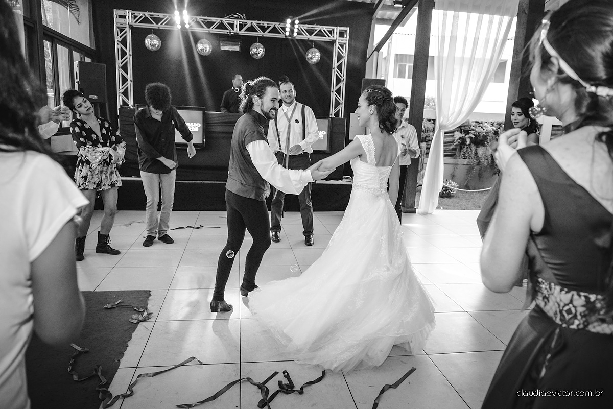 Lindo casamento no estilo Celta medieval realizado na serra por fotógrafos de casamento de Vila Velha fotógrafos de casamento de Vitória fotógrafos de casamento de Serra com sapateado irlandês noivo e noiva com roupas originais e diferentes