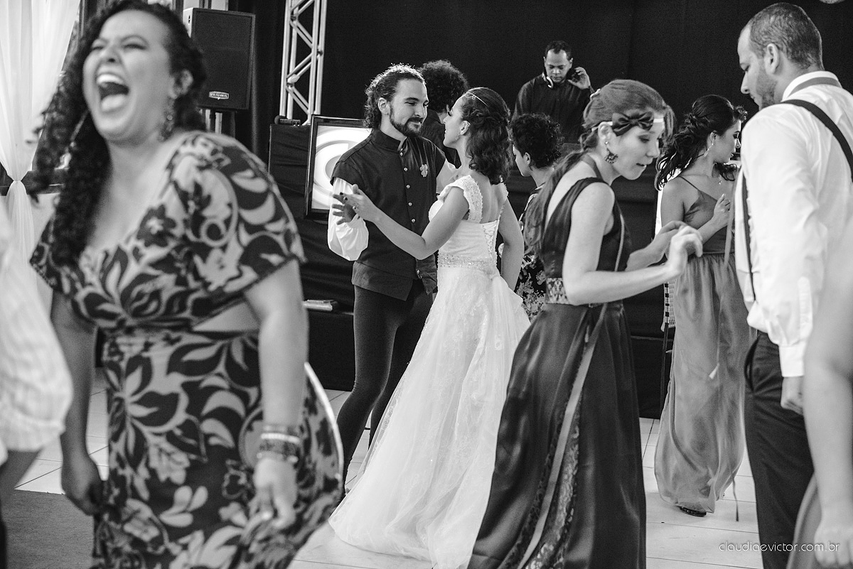 Lindo casamento no estilo Celta medieval realizado na serra por fotógrafos de casamento de Vila Velha fotógrafos de casamento de Vitória fotógrafos de casamento de Serra com sapateado irlandês noivo e noiva com roupas originais e diferentes