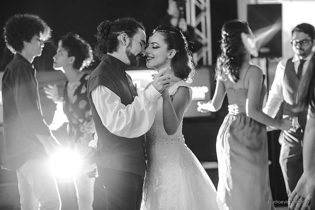 Lindo casamento no estilo Celta medieval realizado na serra por fotógrafos de casamento de Vila Velha fotógrafos de casamento de Vitória fotógrafos de casamento de Serra com sapateado irlandês noivo e noiva com roupas originais e diferentes