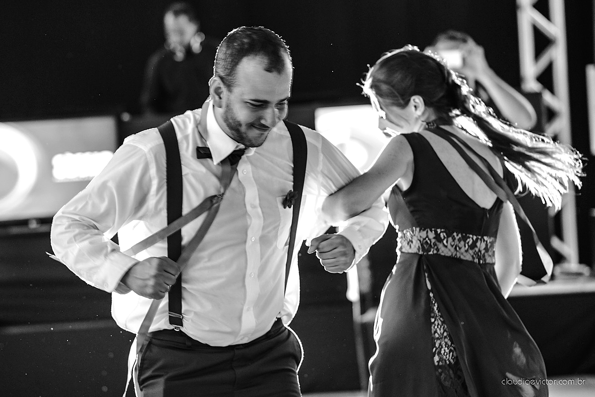 Lindo casamento no estilo Celta medieval realizado na serra por fotógrafos de casamento de Vila Velha fotógrafos de casamento de Vitória fotógrafos de casamento de Serra com sapateado irlandês noivo e noiva com roupas originais e diferentes