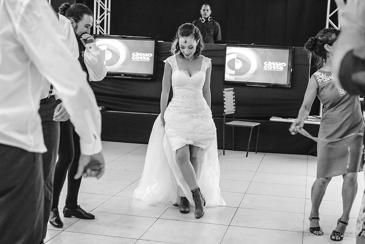 Lindo casamento no estilo Celta medieval realizado na serra por fotógrafos de casamento de Vila Velha fotógrafos de casamento de Vitória fotógrafos de casamento de Serra com sapateado irlandês noivo e noiva com roupas originais e diferentes