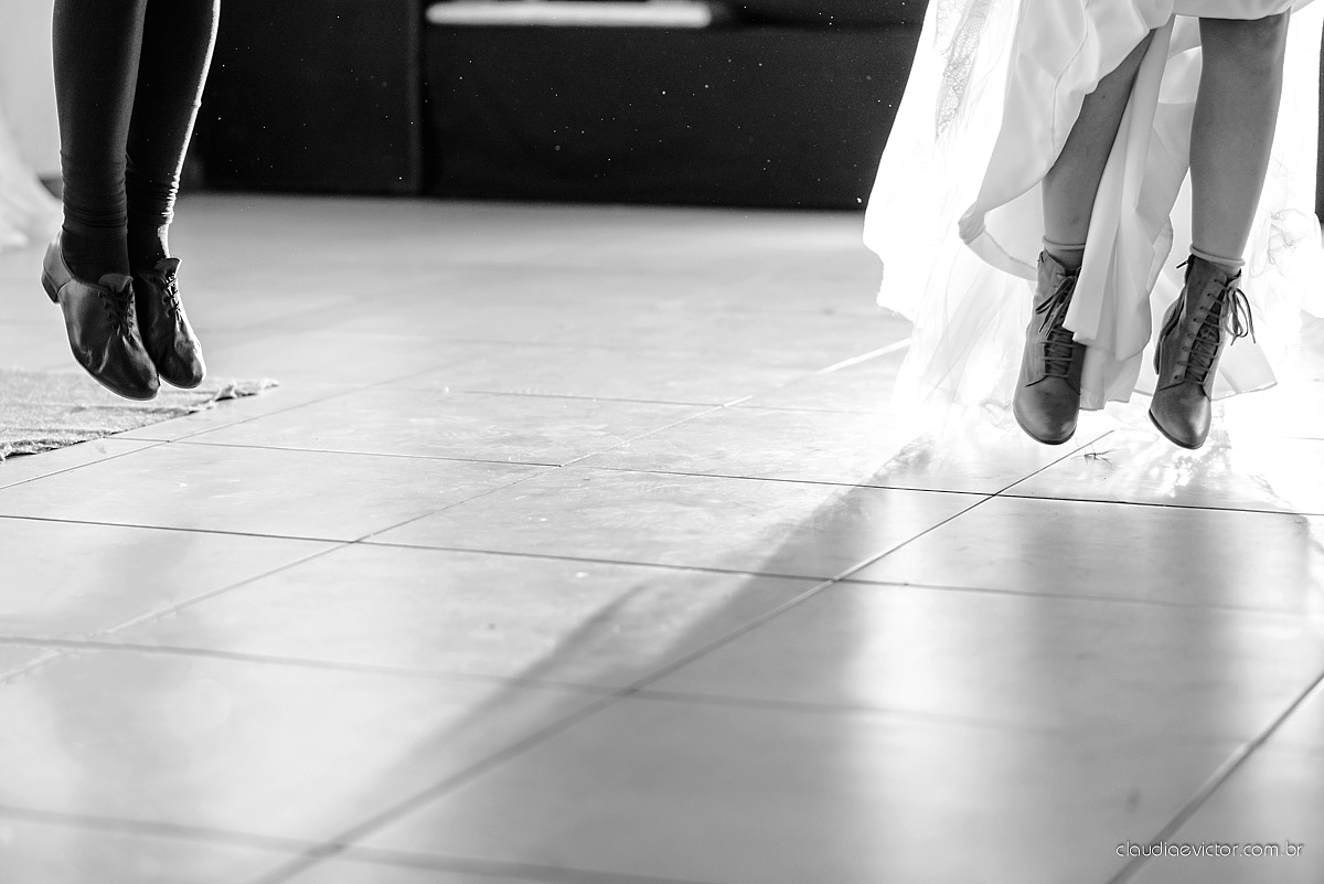 Lindo casamento no estilo Celta medieval realizado na serra por fotógrafos de casamento de Vila Velha fotógrafos de casamento de Vitória fotógrafos de casamento de Serra com sapateado irlandês noivo e noiva com roupas originais e diferentes