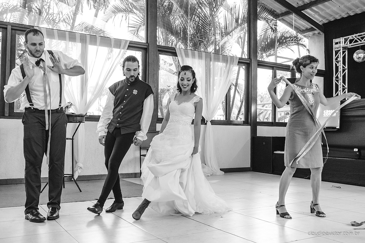 Lindo casamento no estilo Celta medieval realizado na serra por fotógrafos de casamento de Vila Velha fotógrafos de casamento de Vitória fotógrafos de casamento de Serra com sapateado irlandês noivo e noiva com roupas originais e diferentes