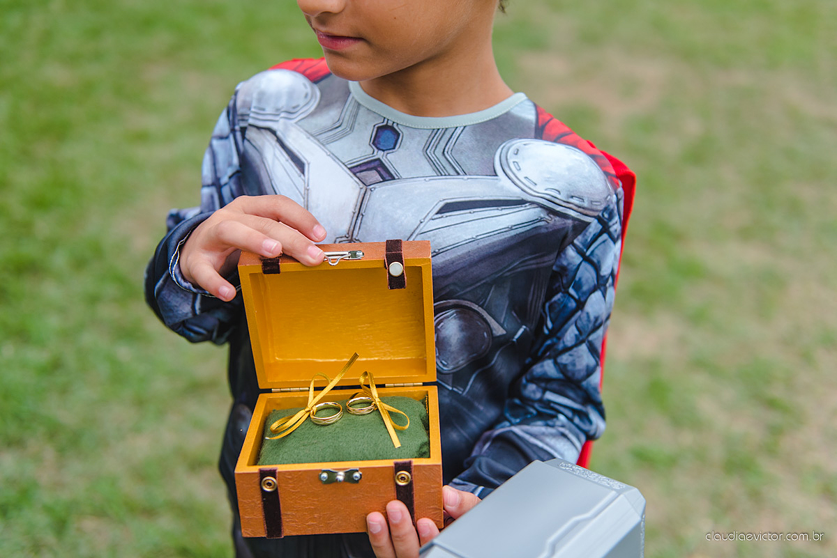 Lindo casamento no estilo Celta medieval realizado na serra por fotógrafos de casamento de Vila Velha fotógrafos de casamento de Vitória fotógrafos de casamento de Serra com sapateado irlandês noivo e noiva com roupas originais e diferentes