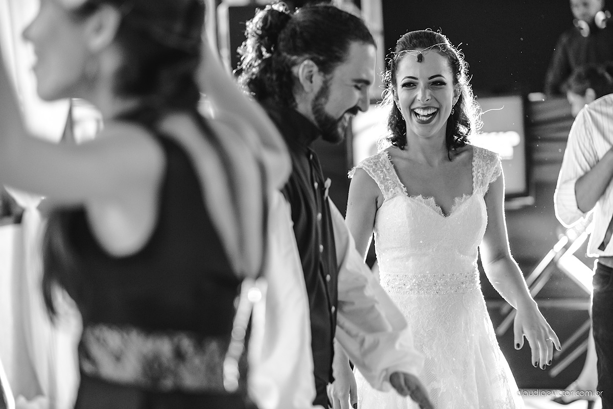 Lindo casamento no estilo Celta medieval realizado na serra por fotógrafos de casamento de Vila Velha fotógrafos de casamento de Vitória fotógrafos de casamento de Serra com sapateado irlandês noivo e noiva com roupas originais e diferentes