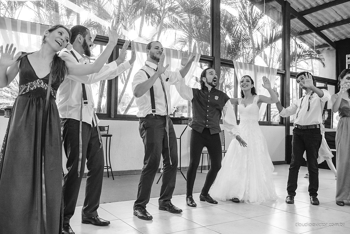 Lindo casamento no estilo Celta medieval realizado na serra por fotógrafos de casamento de Vila Velha fotógrafos de casamento de Vitória fotógrafos de casamento de Serra com sapateado irlandês noivo e noiva com roupas originais e diferentes