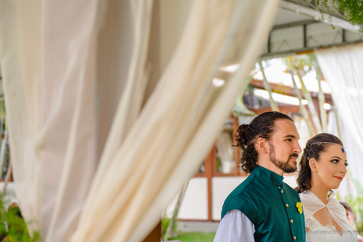 Lindo casamento no estilo Celta medieval realizado na serra por fotógrafos de casamento de Vila Velha fotógrafos de casamento de Vitória fotógrafos de casamento de Serra com sapateado irlandês noivo e noiva com roupas originais e diferentes