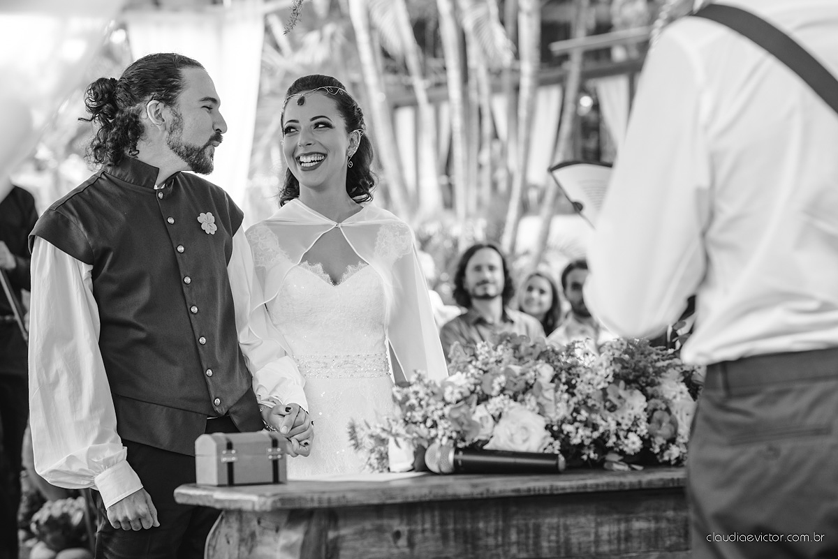 Lindo casamento no estilo Celta medieval realizado na serra por fotógrafos de casamento de Vila Velha fotógrafos de casamento de Vitória fotógrafos de casamento de Serra com sapateado irlandês noivo e noiva com roupas originais e diferentes