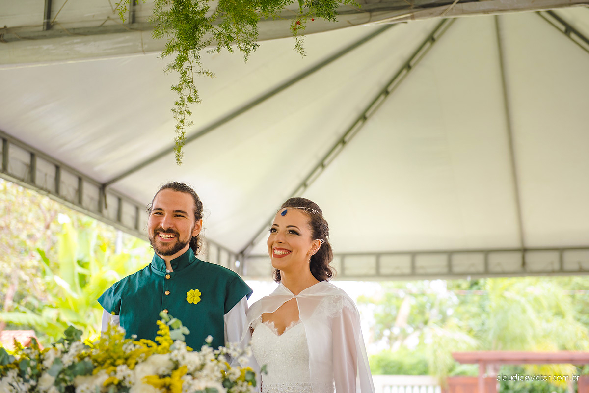 Lindo casamento no estilo Celta medieval realizado na serra por fotógrafos de casamento de Vila Velha fotógrafos de casamento de Vitória fotógrafos de casamento de Serra com sapateado irlandês noivo e noiva com roupas originais e diferentes