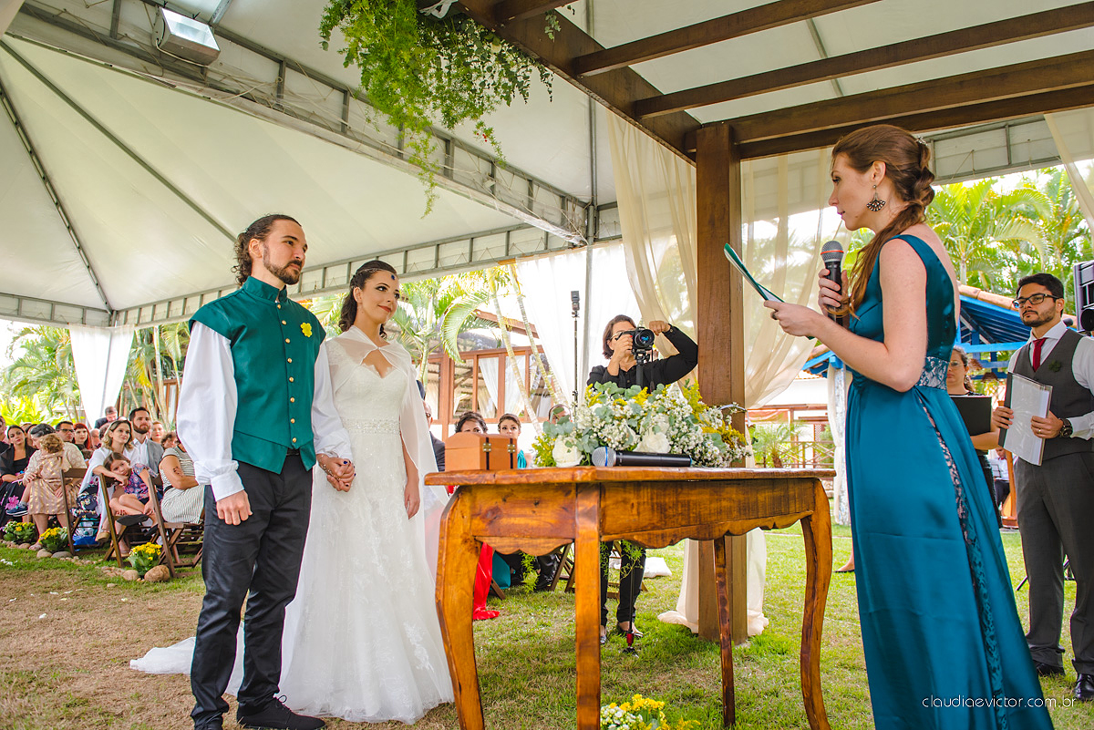 Lindo casamento no estilo Celta medieval realizado na serra por fotógrafos de casamento de Vila Velha fotógrafos de casamento de Vitória fotógrafos de casamento de Serra com sapateado irlandês noivo e noiva com roupas originais e diferentes