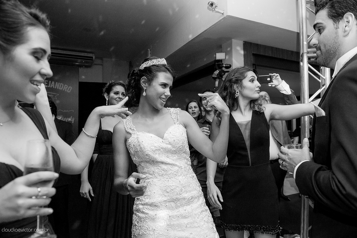 book, bride, casamento, ensaio, externa, fotógrafo de casamento de Vila Velha fotógrafo de casamento de Vitória fotógrafo de casamento de Serra Espirito Santo ES fotos criativas de casamento