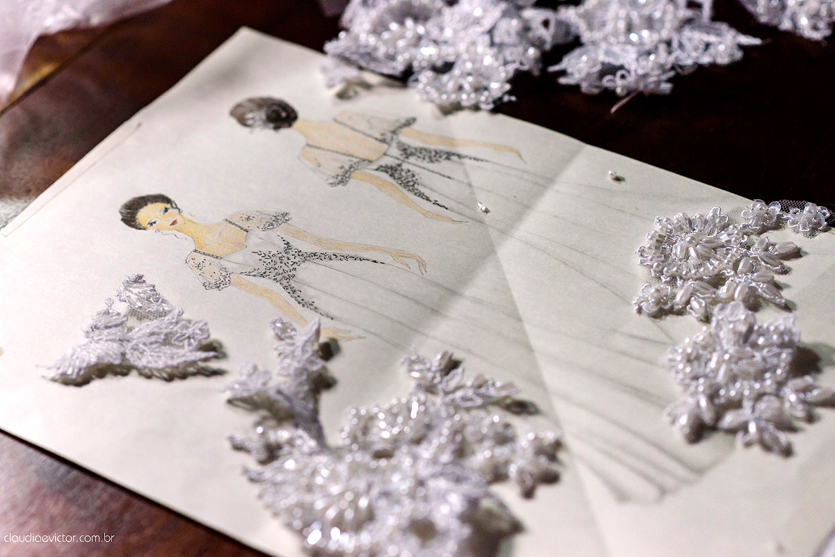 ensaio prova de vestido com lindo vestido de noiva vestido moderno e clean com bordado feito por fotógrafos de casamento em Vila Velha fotógrafos de casamento em Vitória fotógrafos de casamento em Serra Espirito Santo ES