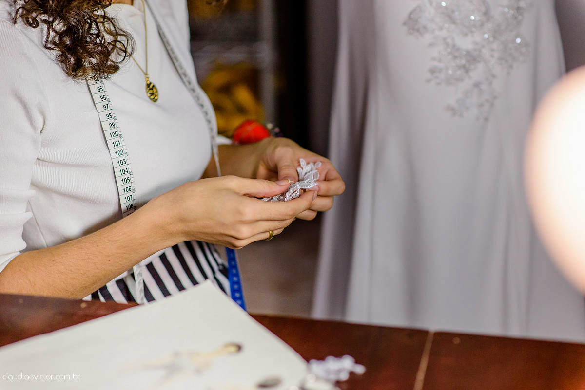 ensaio prova de vestido com lindo vestido de noiva vestido moderno e clean com bordado feito por fotógrafos de casamento em Vila Velha fotógrafos de casamento em Vitória fotógrafos de casamento em Serra Espirito Santo ES