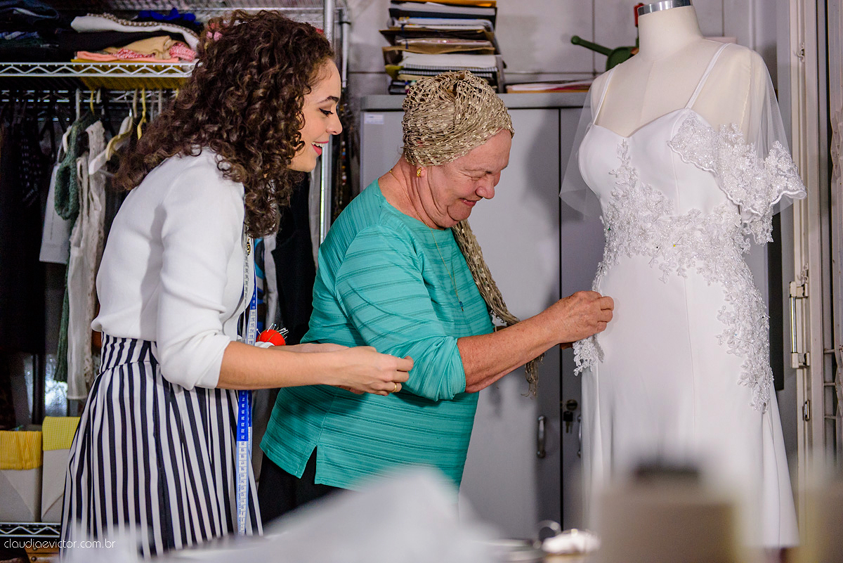 ensaio prova de vestido com lindo vestido de noiva vestido moderno e clean com bordado feito por fotógrafos de casamento em Vila Velha fotógrafos de casamento em Vitória fotógrafos de casamento em Serra Espirito Santo ES