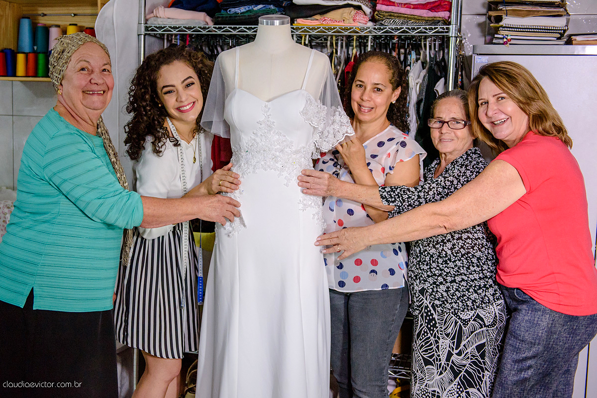 ensaio prova de vestido com lindo vestido de noiva vestido moderno e clean com bordado feito por fotógrafos de casamento em Vila Velha fotógrafos de casamento em Vitória fotógrafos de casamento em Serra Espirito Santo ES