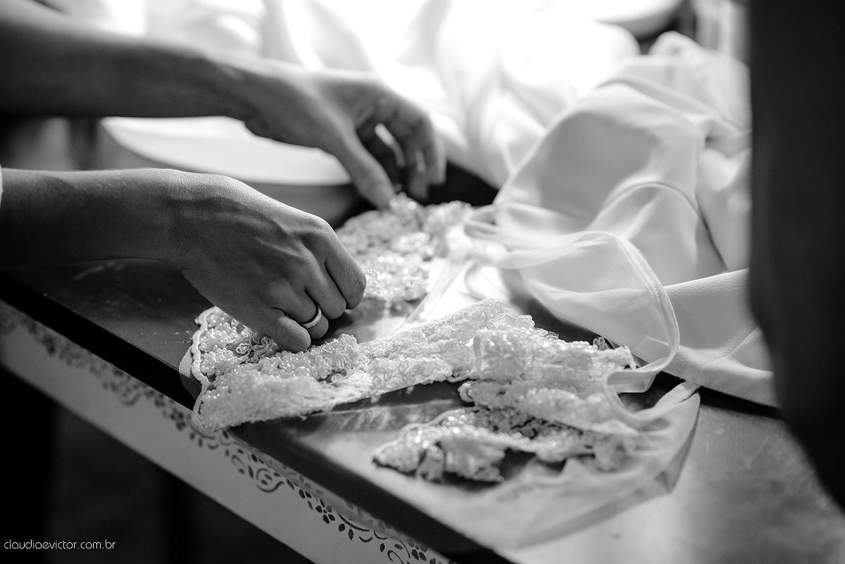 ensaio prova de vestido com lindo vestido de noiva vestido moderno e clean com bordado feito por fotógrafos de casamento em Vila Velha fotógrafos de casamento em Vitória fotógrafos de casamento em Serra Espirito Santo ES