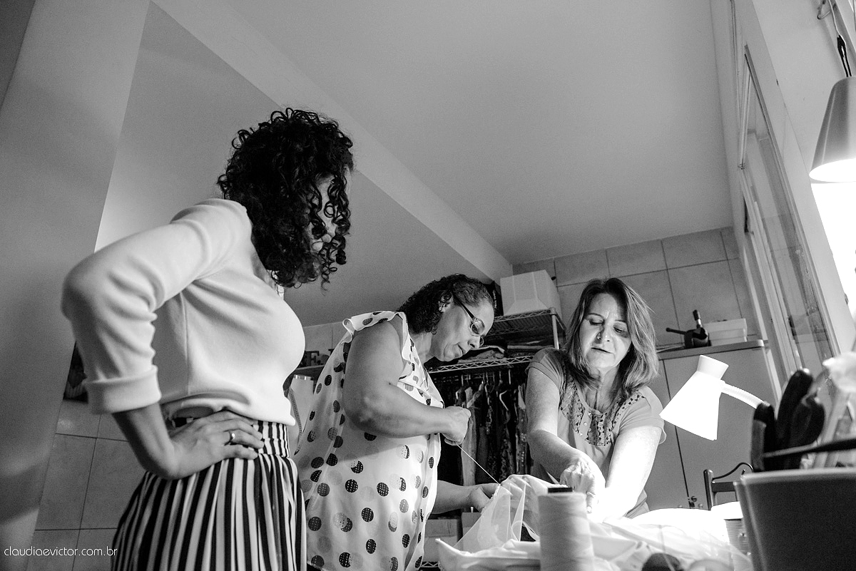 ensaio prova de vestido com lindo vestido de noiva vestido moderno e clean com bordado feito por fotógrafos de casamento em Vila Velha fotógrafos de casamento em Vitória fotógrafos de casamento em Serra Espirito Santo ES