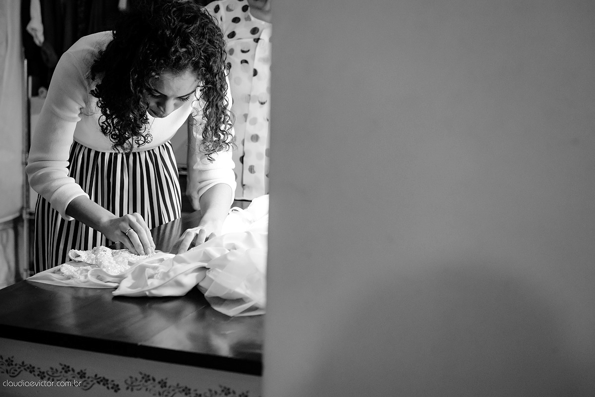 ensaio prova de vestido com lindo vestido de noiva vestido moderno e clean com bordado feito por fotógrafos de casamento em Vila Velha fotógrafos de casamento em Vitória fotógrafos de casamento em Serra Espirito Santo ES