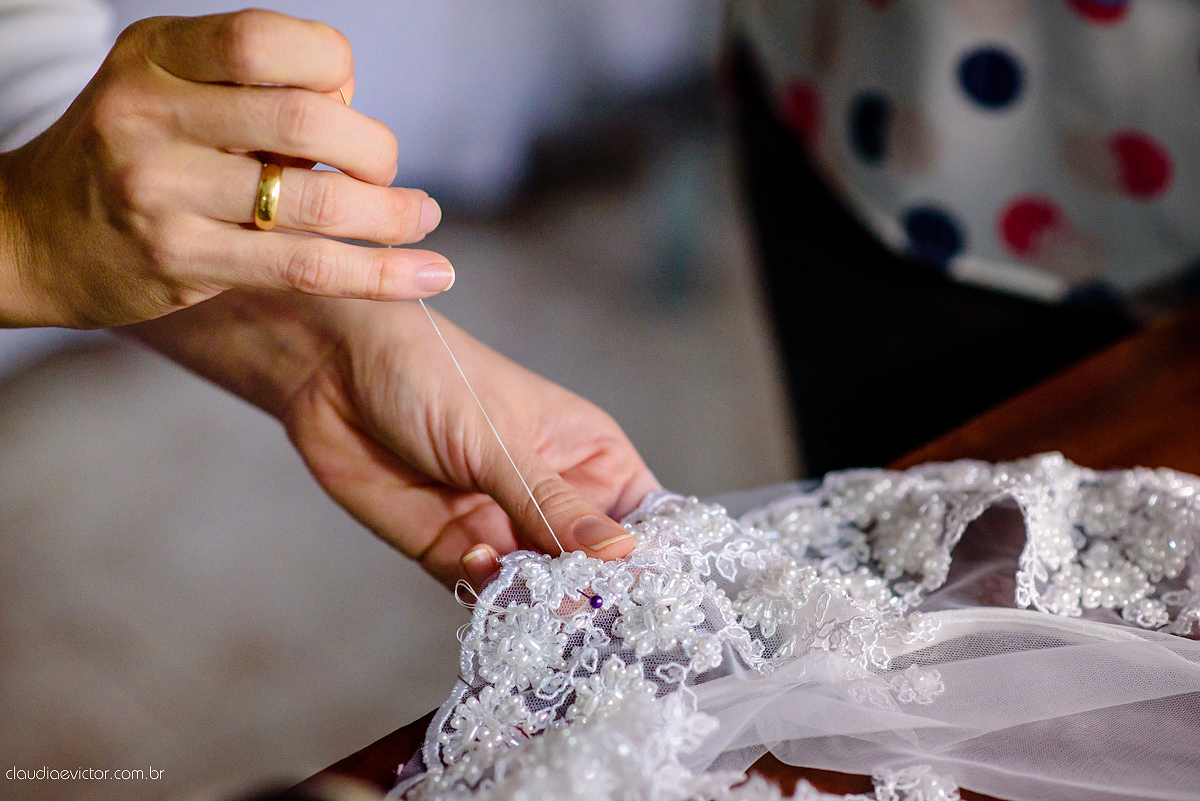 ensaio prova de vestido com lindo vestido de noiva vestido moderno e clean com bordado feito por fotógrafos de casamento em Vila Velha fotógrafos de casamento em Vitória fotógrafos de casamento em Serra Espirito Santo ES
