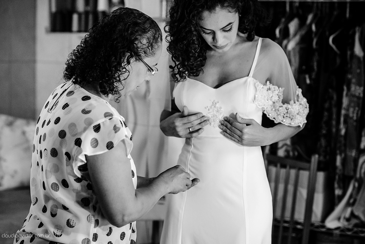 ensaio prova de vestido com lindo vestido de noiva vestido moderno e clean com bordado feito por fotógrafos de casamento em Vila Velha fotógrafos de casamento em Vitória fotógrafos de casamento em Serra Espirito Santo ES