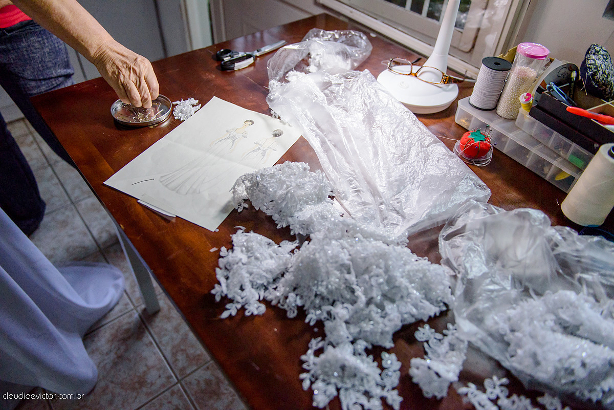 ensaio prova de vestido com lindo vestido de noiva vestido moderno e clean com bordado feito por fotógrafos de casamento em Vila Velha fotógrafos de casamento em Vitória fotógrafos de casamento em Serra Espirito Santo ES