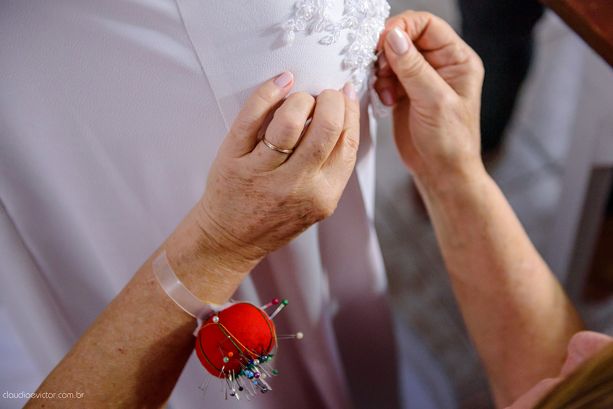 ensaio prova de vestido com lindo vestido de noiva vestido moderno e clean com bordado feito por fotógrafos de casamento em Vila Velha fotógrafos de casamento em Vitória fotógrafos de casamento em Serra Espirito Santo ES
