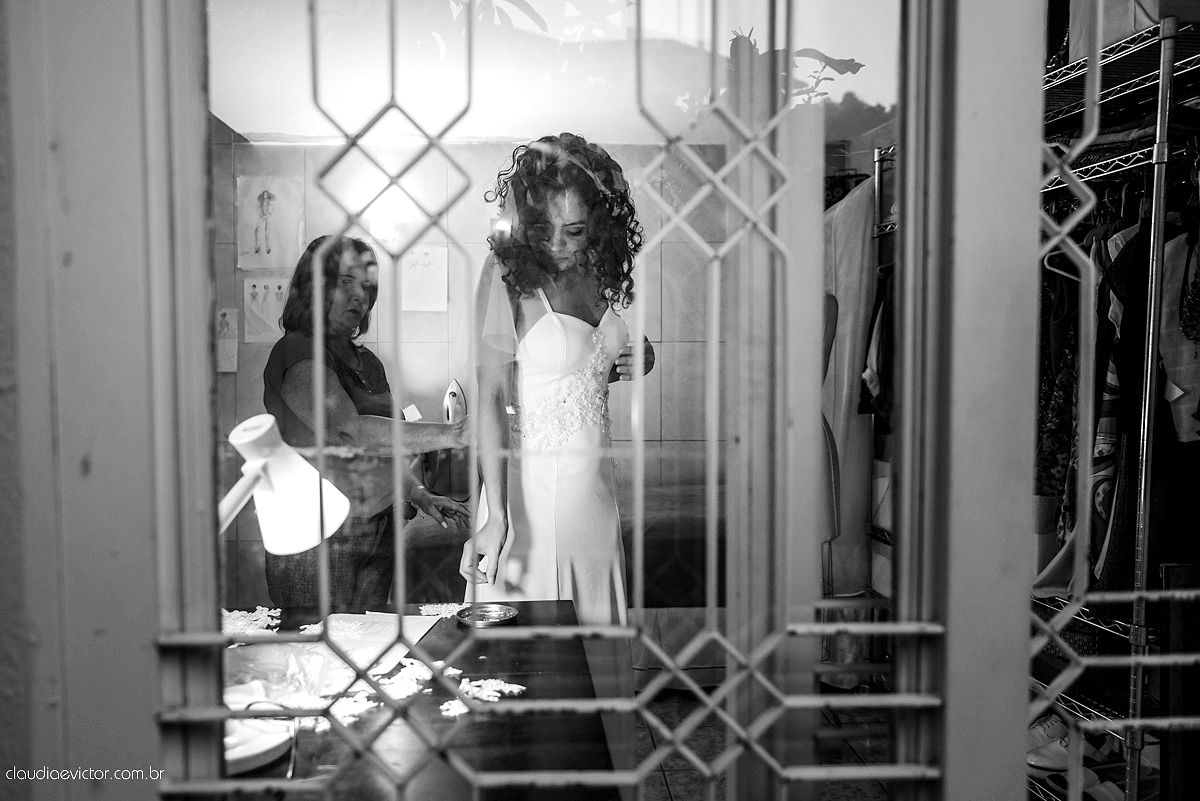 ensaio prova de vestido com lindo vestido de noiva vestido moderno e clean com bordado feito por fotógrafos de casamento em Vila Velha fotógrafos de casamento em Vitória fotógrafos de casamento em Serra Espirito Santo ES