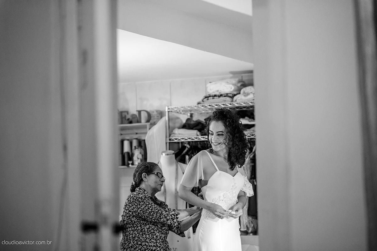 ensaio prova de vestido com lindo vestido de noiva vestido moderno e clean com bordado feito por fotógrafos de casamento em Vila Velha fotógrafos de casamento em Vitória fotógrafos de casamento em Serra Espirito Santo ES