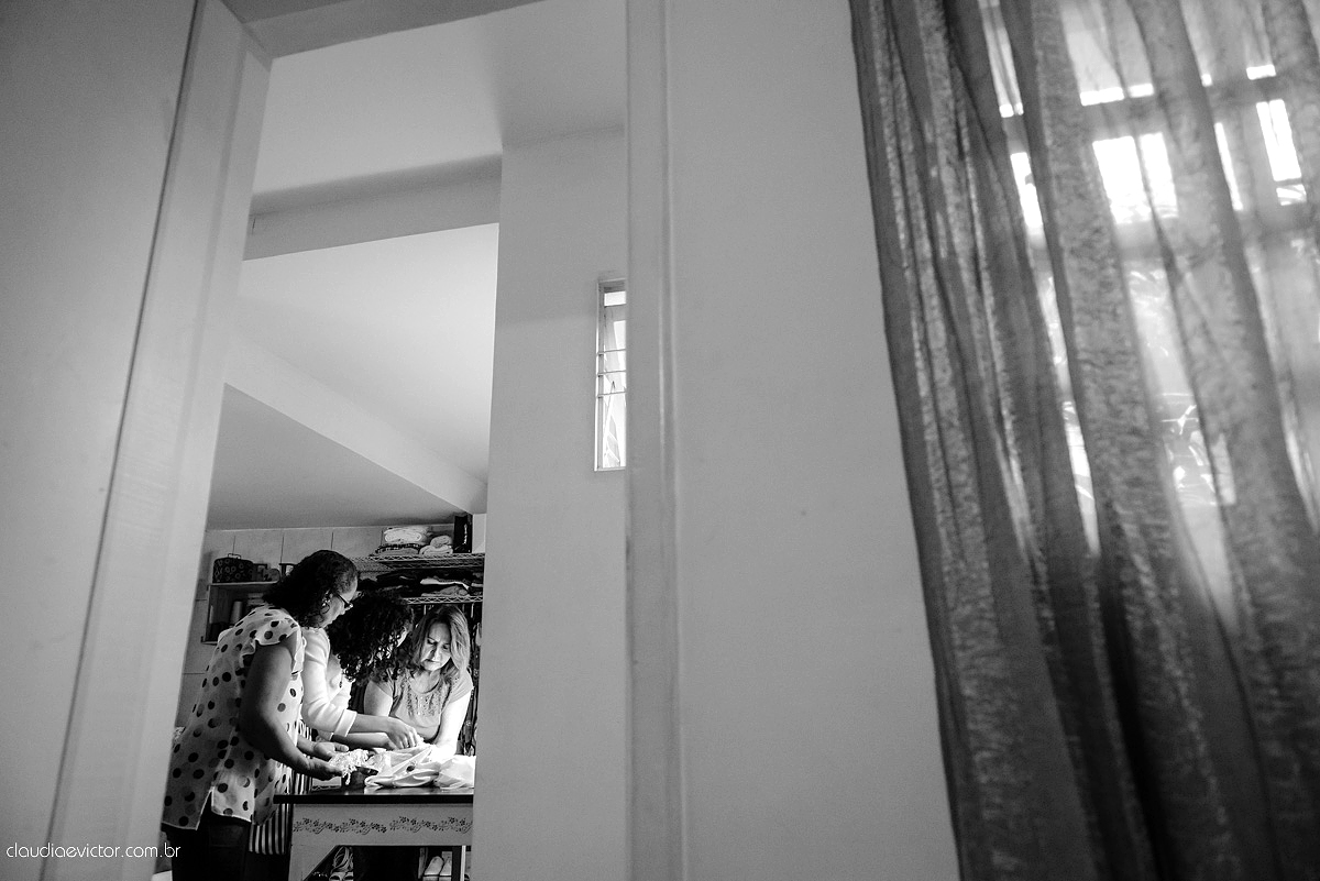 ensaio prova de vestido com lindo vestido de noiva vestido moderno e clean com bordado feito por fotógrafos de casamento em Vila Velha fotógrafos de casamento em Vitória fotógrafos de casamento em Serra Espirito Santo ES