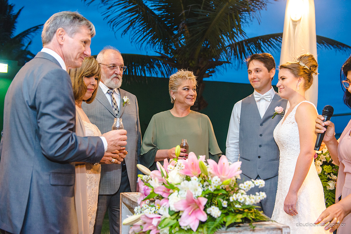 Lindo casamento realizado no cerimonial Casa di Lucca praia com noivo e noiva e vestido de noivo, cachorrinhos e pista de dança por fotógrafos de casamento de Vila Velha fotógrafos de casamento de Vitória fotógrafos de casamento de Serra ES