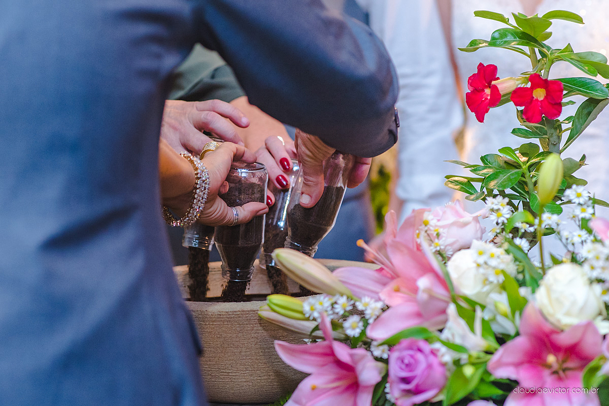 Lindo casamento realizado no cerimonial Casa di Lucca praia com noivo e noiva e vestido de noivo, cachorrinhos e pista de dança por fotógrafos de casamento de Vila Velha fotógrafos de casamento de Vitória fotógrafos de casamento de Serra ES