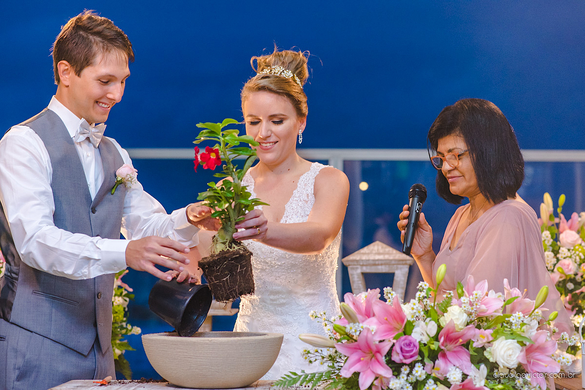 Lindo casamento realizado no cerimonial Casa di Lucca praia com noivo e noiva e vestido de noivo, cachorrinhos e pista de dança por fotógrafos de casamento de Vila Velha fotógrafos de casamento de Vitória fotógrafos de casamento de Serra ES