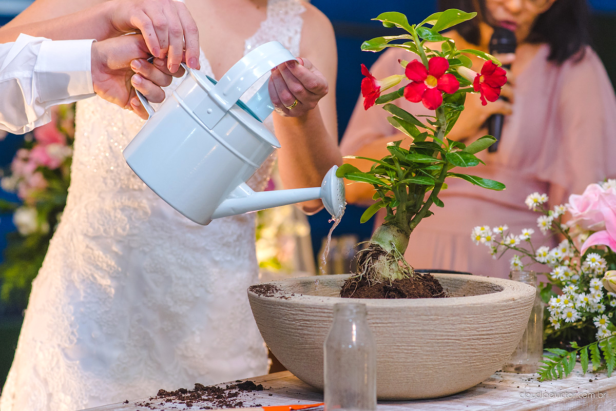 Lindo casamento realizado no cerimonial Casa di Lucca praia com noivo e noiva e vestido de noivo, cachorrinhos e pista de dança por fotógrafos de casamento de Vila Velha fotógrafos de casamento de Vitória fotógrafos de casamento de Serra ES