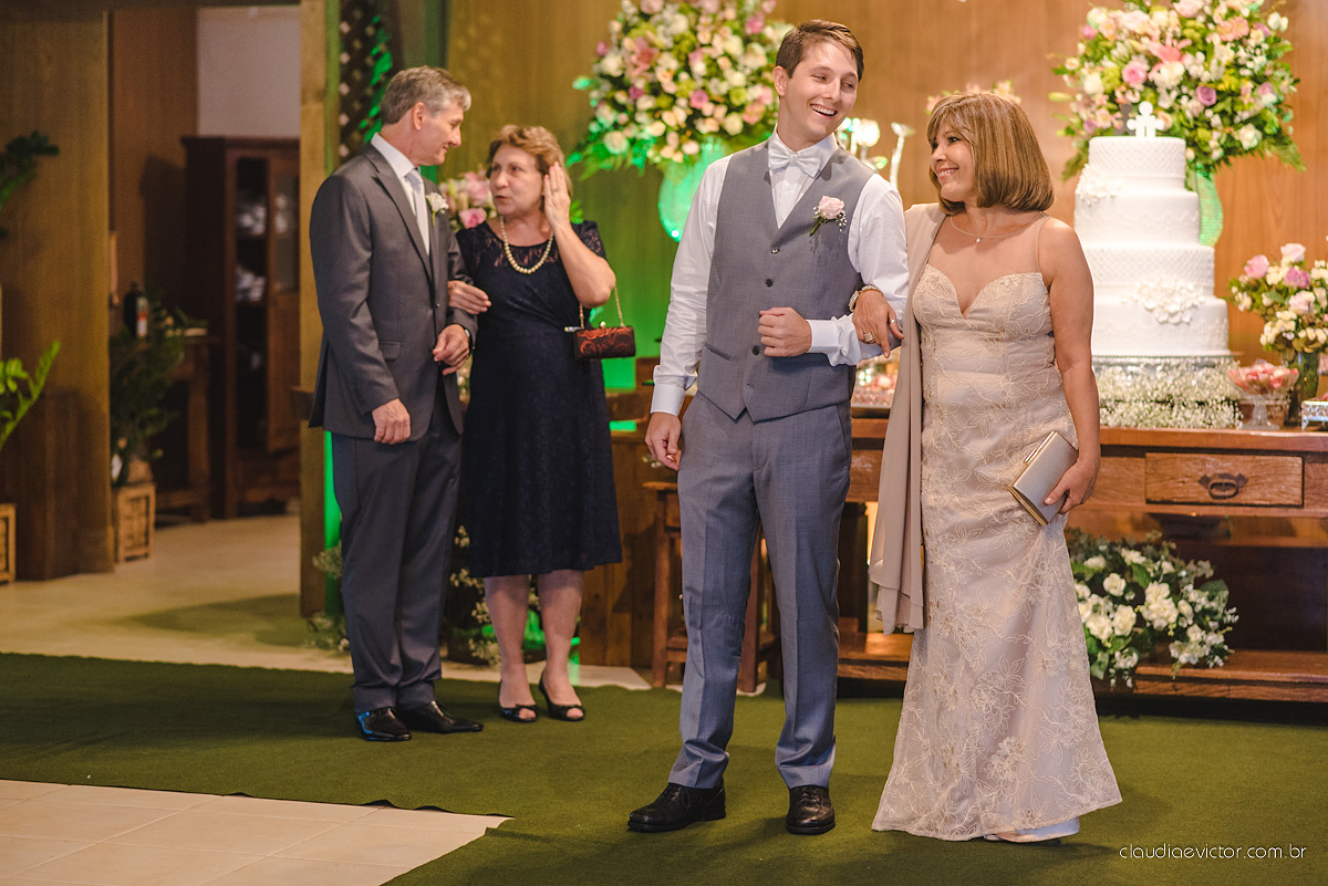 Lindo casamento realizado no cerimonial Casa di Lucca praia com noivo e noiva e vestido de noivo, cachorrinhos e pista de dança por fotógrafos de casamento de Vila Velha fotógrafos de casamento de Vitória fotógrafos de casamento de Serra ES