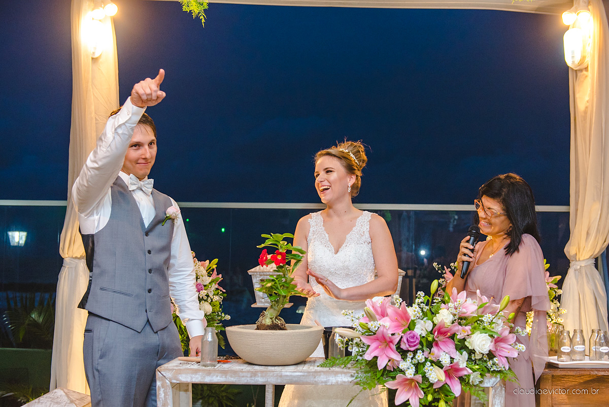 Lindo casamento realizado no cerimonial Casa di Lucca praia com noivo e noiva e vestido de noivo, cachorrinhos e pista de dança por fotógrafos de casamento de Vila Velha fotógrafos de casamento de Vitória fotógrafos de casamento de Serra ES