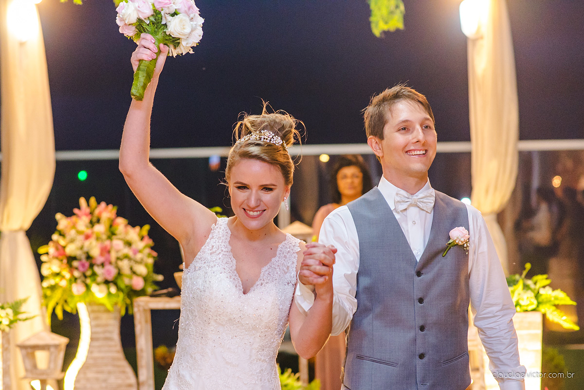 Lindo casamento realizado no cerimonial Casa di Lucca praia com noivo e noiva e vestido de noivo, cachorrinhos e pista de dança por fotógrafos de casamento de Vila Velha fotógrafos de casamento de Vitória fotógrafos de casamento de Serra ES