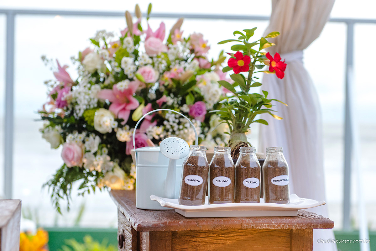 Lindo casamento realizado no cerimonial Casa di Lucca praia com noivo e noiva e vestido de noivo, cachorrinhos e pista de dança por fotógrafos de casamento de Vila Velha fotógrafos de casamento de Vitória fotógrafos de casamento de Serra ES