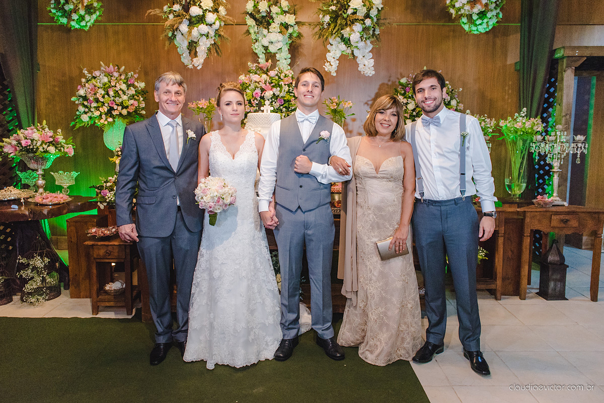 Lindo casamento realizado no cerimonial Casa di Lucca praia com noivo e noiva e vestido de noivo, cachorrinhos e pista de dança por fotógrafos de casamento de Vila Velha fotógrafos de casamento de Vitória fotógrafos de casamento de Serra ES