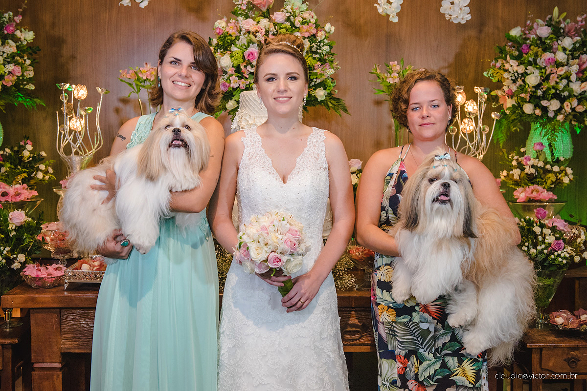Lindo casamento realizado no cerimonial Casa di Lucca praia com noivo e noiva e vestido de noivo, cachorrinhos e pista de dança por fotógrafos de casamento de Vila Velha fotógrafos de casamento de Vitória fotógrafos de casamento de Serra ES