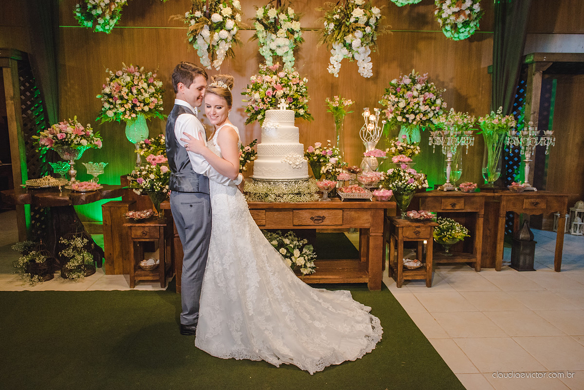 Lindo casamento realizado no cerimonial Casa di Lucca praia com noivo e noiva e vestido de noivo, cachorrinhos e pista de dança por fotógrafos de casamento de Vila Velha fotógrafos de casamento de Vitória fotógrafos de casamento de Serra ES