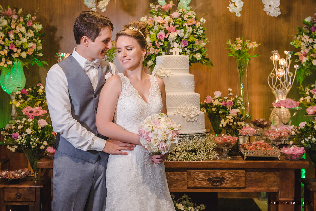 Lindo casamento realizado no cerimonial Casa di Lucca praia com noivo e noiva e vestido de noivo, cachorrinhos e pista de dança por fotógrafos de casamento de Vila Velha fotógrafos de casamento de Vitória fotógrafos de casamento de Serra ES