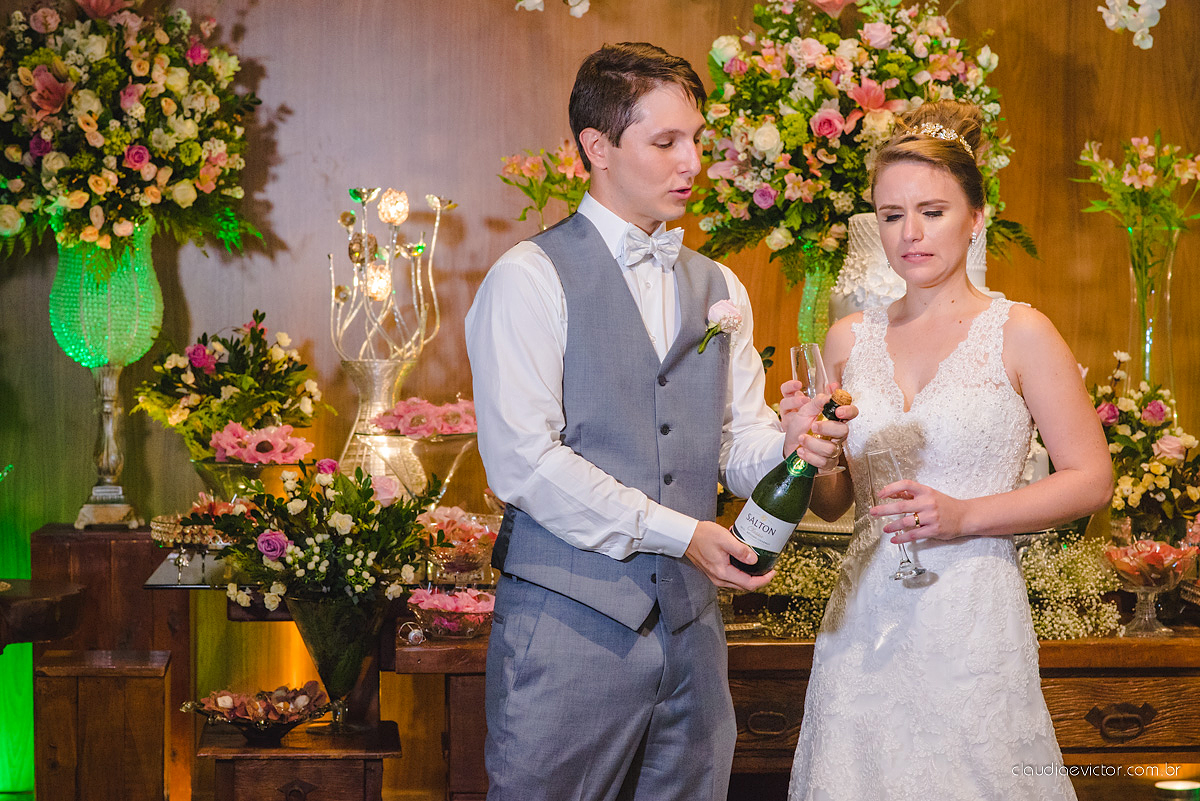 Lindo casamento realizado no cerimonial Casa di Lucca praia com noivo e noiva e vestido de noivo, cachorrinhos e pista de dança por fotógrafos de casamento de Vila Velha fotógrafos de casamento de Vitória fotógrafos de casamento de Serra ES