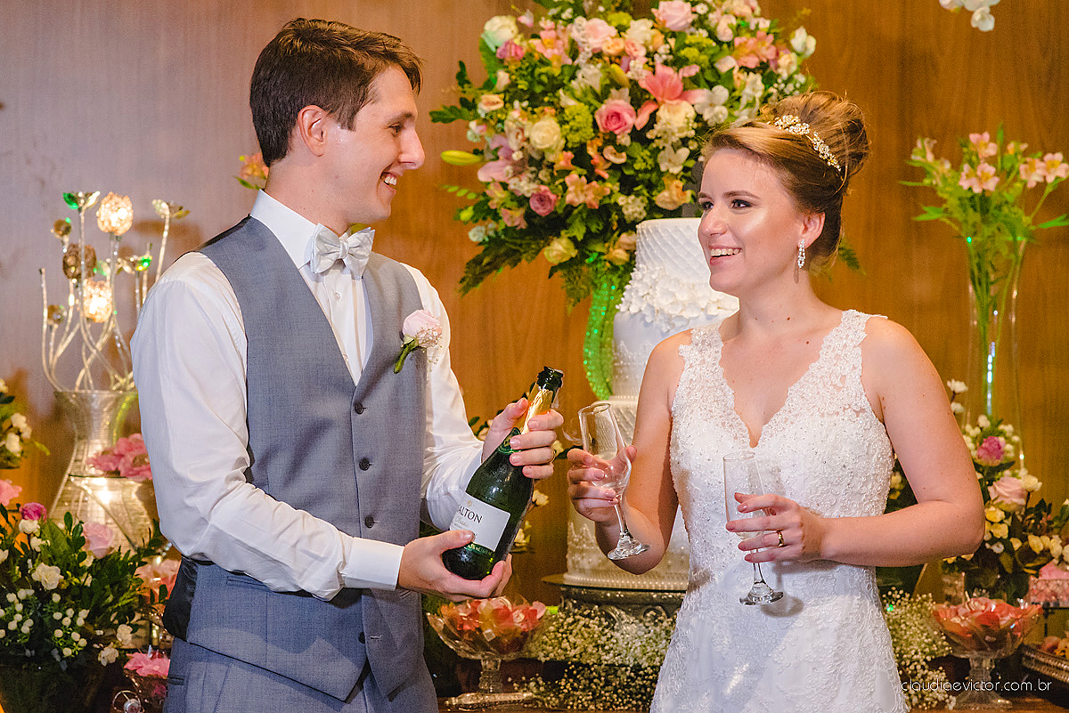 Lindo casamento realizado no cerimonial Casa di Lucca praia com noivo e noiva e vestido de noivo, cachorrinhos e pista de dança por fotógrafos de casamento de Vila Velha fotógrafos de casamento de Vitória fotógrafos de casamento de Serra ES