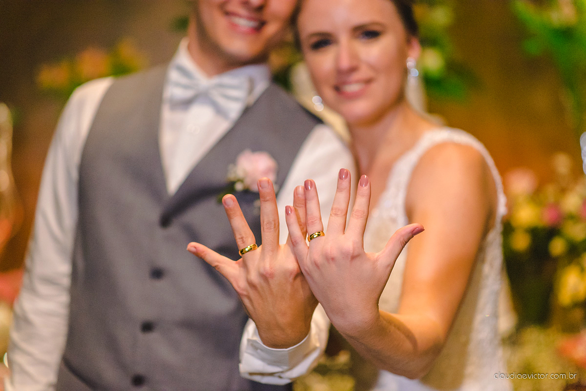 Lindo casamento realizado no cerimonial Casa di Lucca praia com noivo e noiva e vestido de noivo, cachorrinhos e pista de dança por fotógrafos de casamento de Vila Velha fotógrafos de casamento de Vitória fotógrafos de casamento de Serra ES