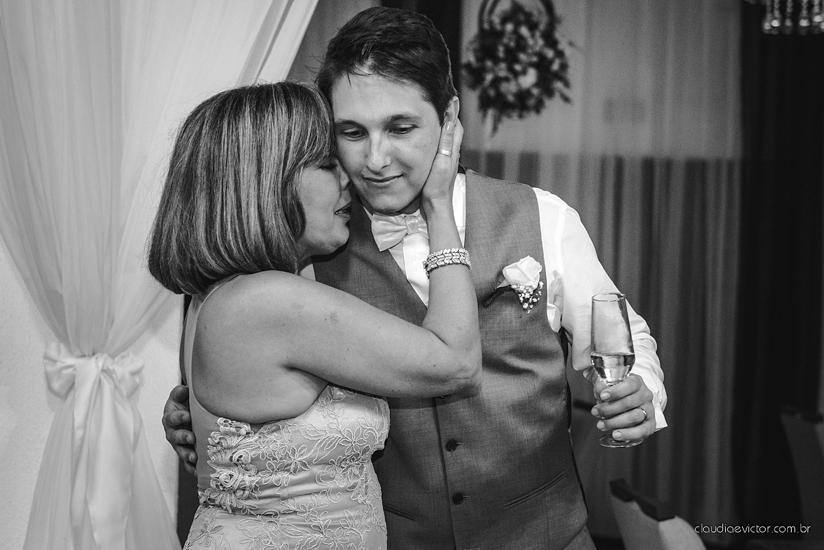 Lindo casamento realizado no cerimonial Casa di Lucca praia com noivo e noiva e vestido de noivo, cachorrinhos e pista de dança por fotógrafos de casamento de Vila Velha fotógrafos de casamento de Vitória fotógrafos de casamento de Serra ES